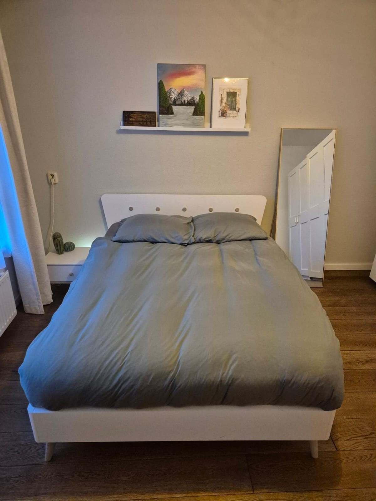 Wit tweepersoonsbed met nachtkastje en prima matras, Huis en Inrichting, Ophalen, Verstelbaar, Tweepersoons, 140 cm