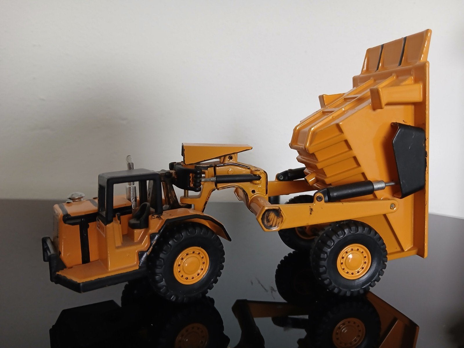 Caterpillar dumper 631 - Zo goed als nieuw uit vitrine, Hobby en Vrije tijd, Modelauto's | 1:50, Ophalen of Verzenden, Zo goed als nieuw