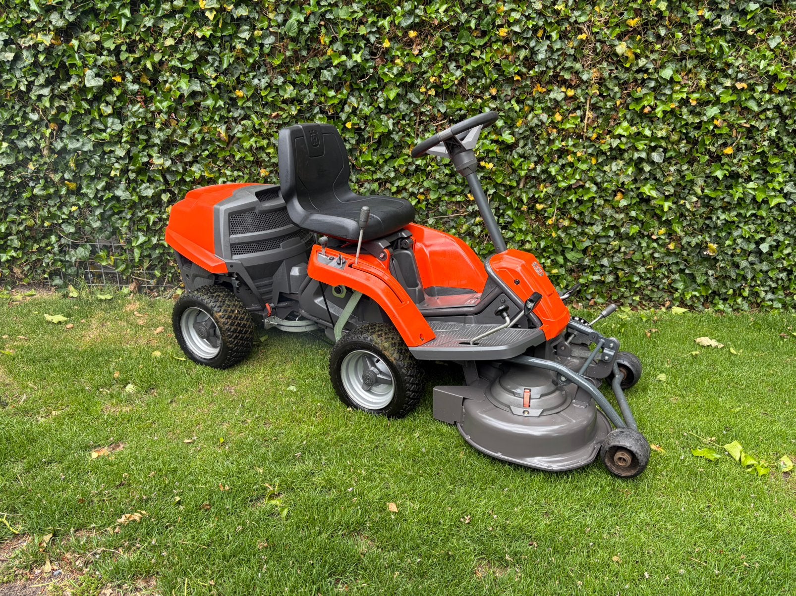 Zeer nette husqvarna r111b met nieuw maaidek hydrostaat, Tuin en Terras, Zitmaaiers, Ophalen, Gebruikt, H, H