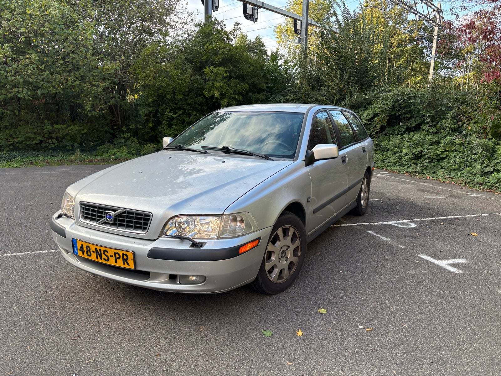 Volvo V40 1.6 I 16V 2004 Grijs, 4 cilinders, Handgeschakeld, 1587 cc, 66 €/maand