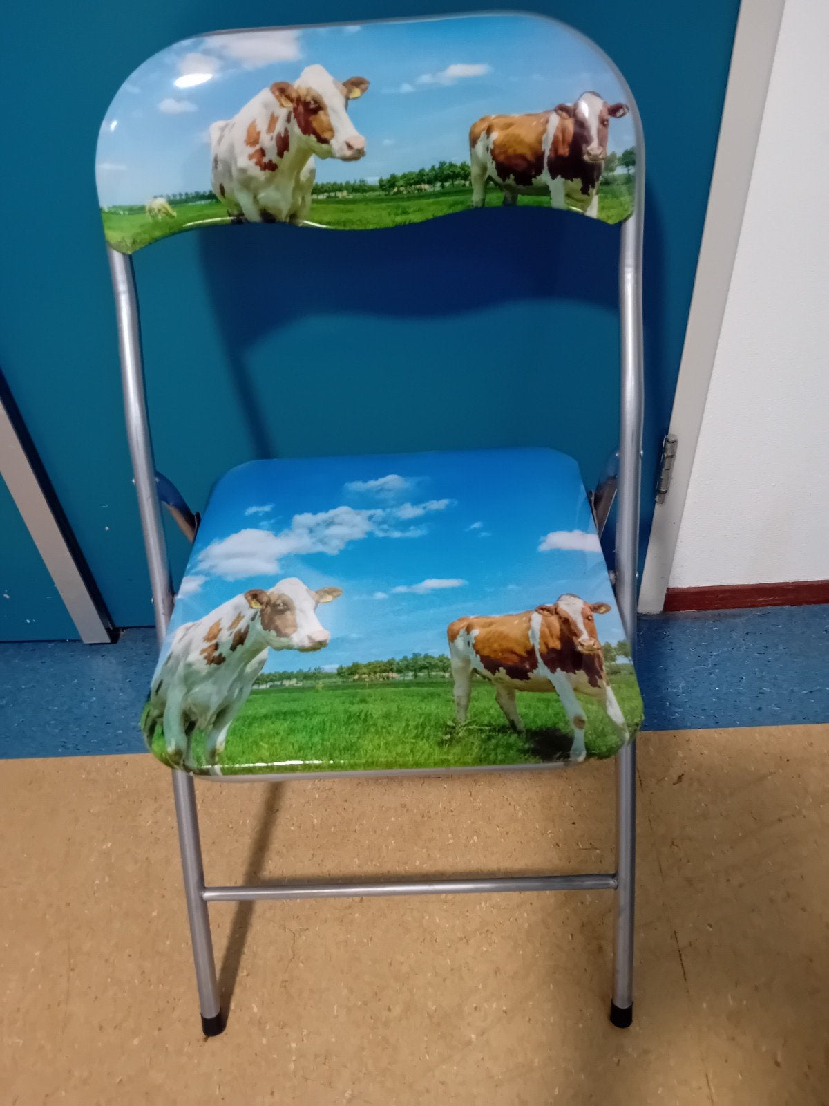 Klapstoel met unieke koeienprint - Handig en decoratief, Ophalen, Gebruikt, Modern, Speels, Overige kleuren