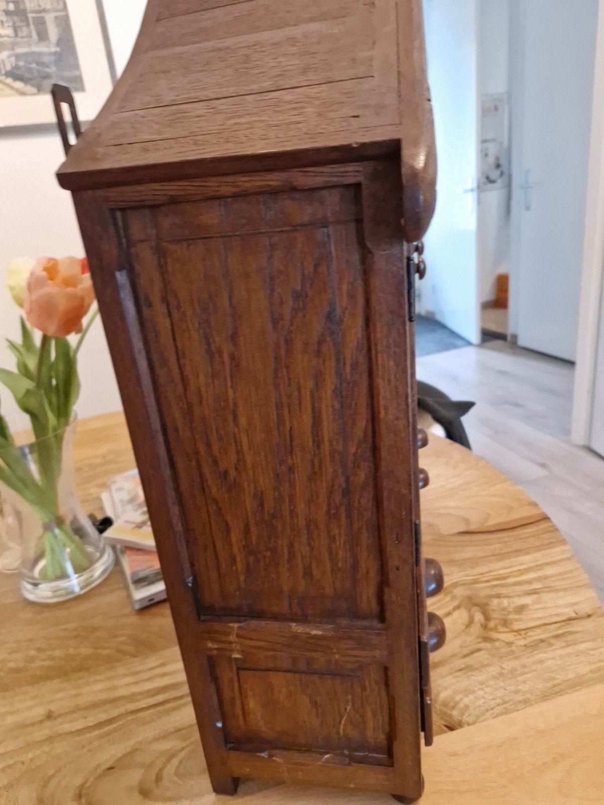 Antieke houten miniatuur kastje met glazen deurtjes, Antiek en Kunst, Ophalen