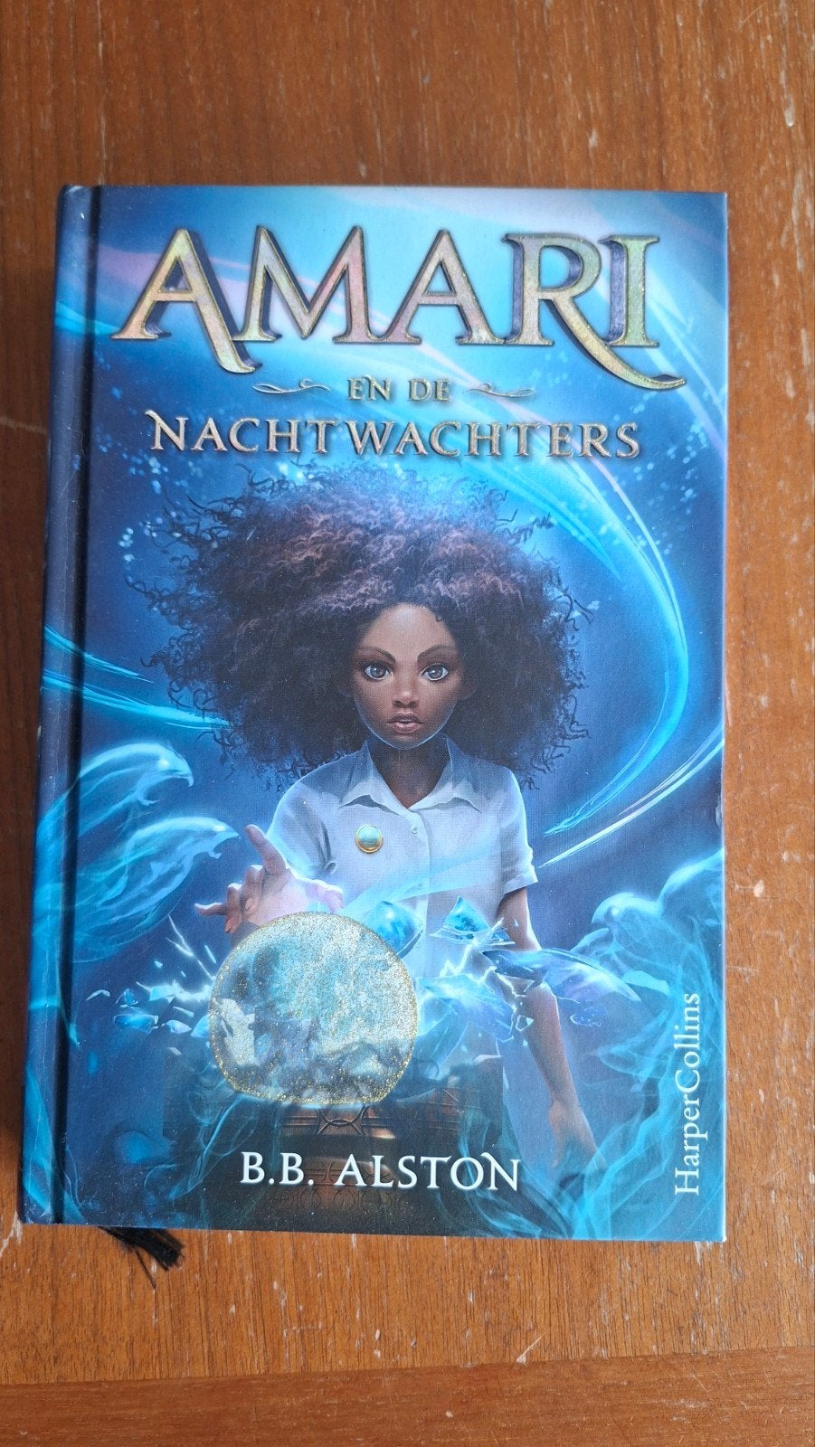 NIEUW Amari en de Nachtwachters - B.B. Alston (HarperCollins, Ophalen of Verzenden, Nieuw, B.B. Alston, Fictie
