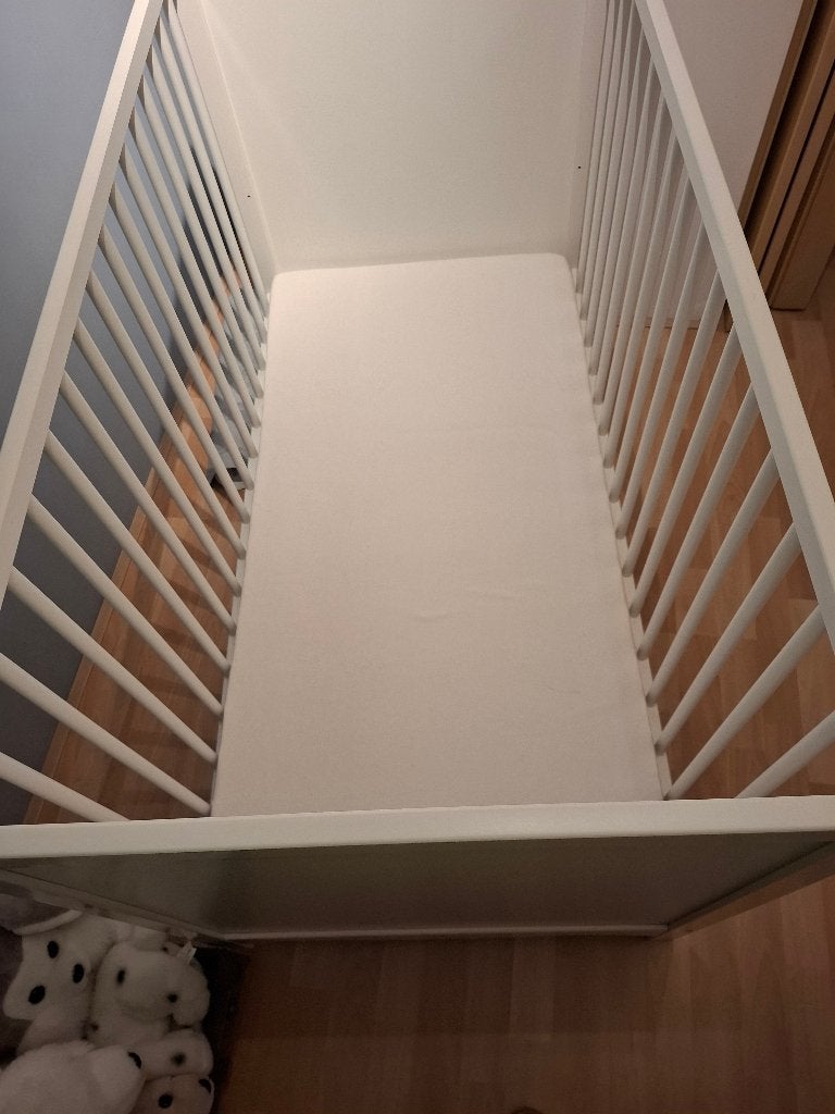 Kinderbedje met matras, zo goed als nieuw - Ikea, Kinderen en Baby's, Babywiegjes en Ledikanten, Ophalen, Zo goed als nieuw, Ledikant