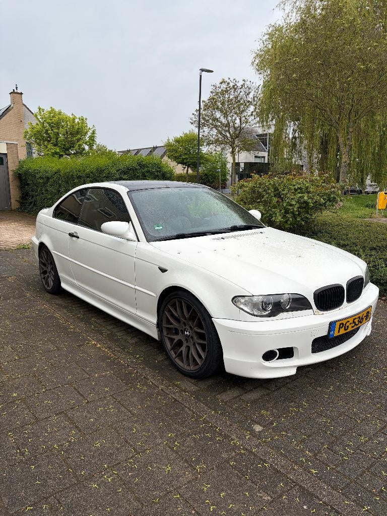 BMW E46 330Ci 2004 | Nieuwe APK!| Handgeschakeld | Carplay, Auto's, BMW, Achterwielaandrijving, Zwart, 75 €/maand, Handgeschakeld