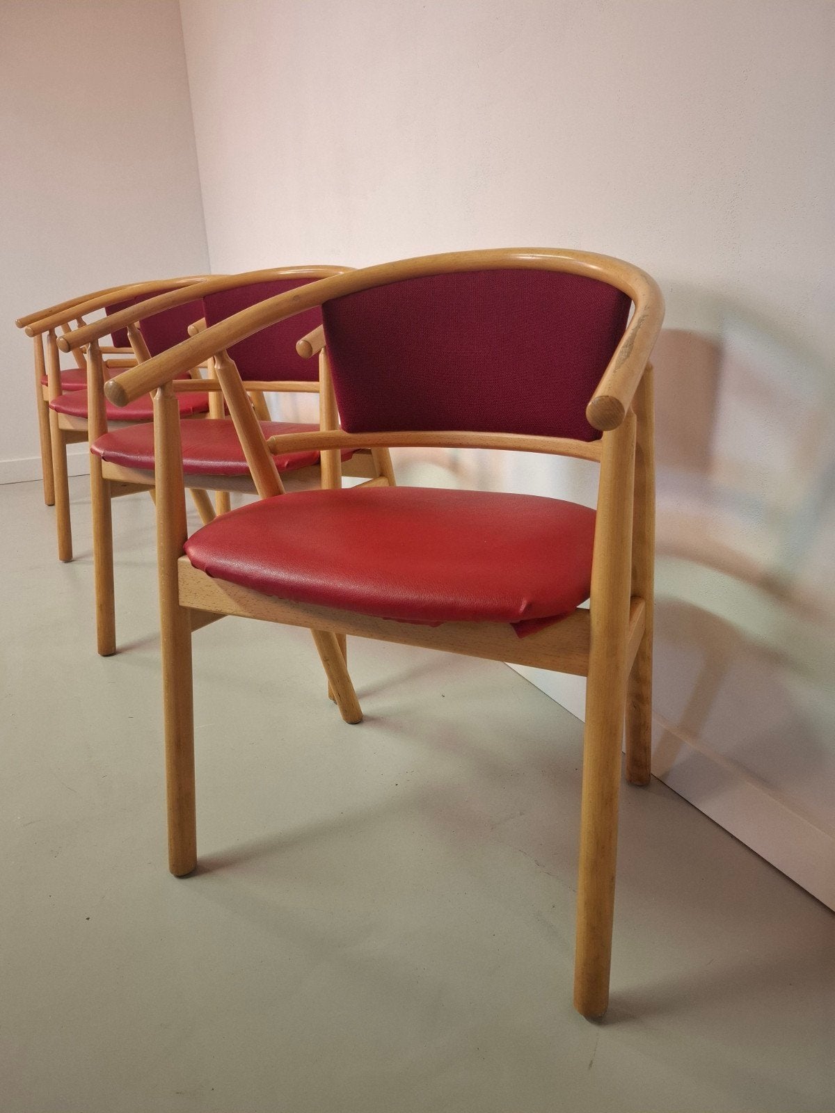 Set van 4 Vintage stoelen  beukenhout wishbone, Ophalen of Verzenden, Gebruikt, Rood, Leer