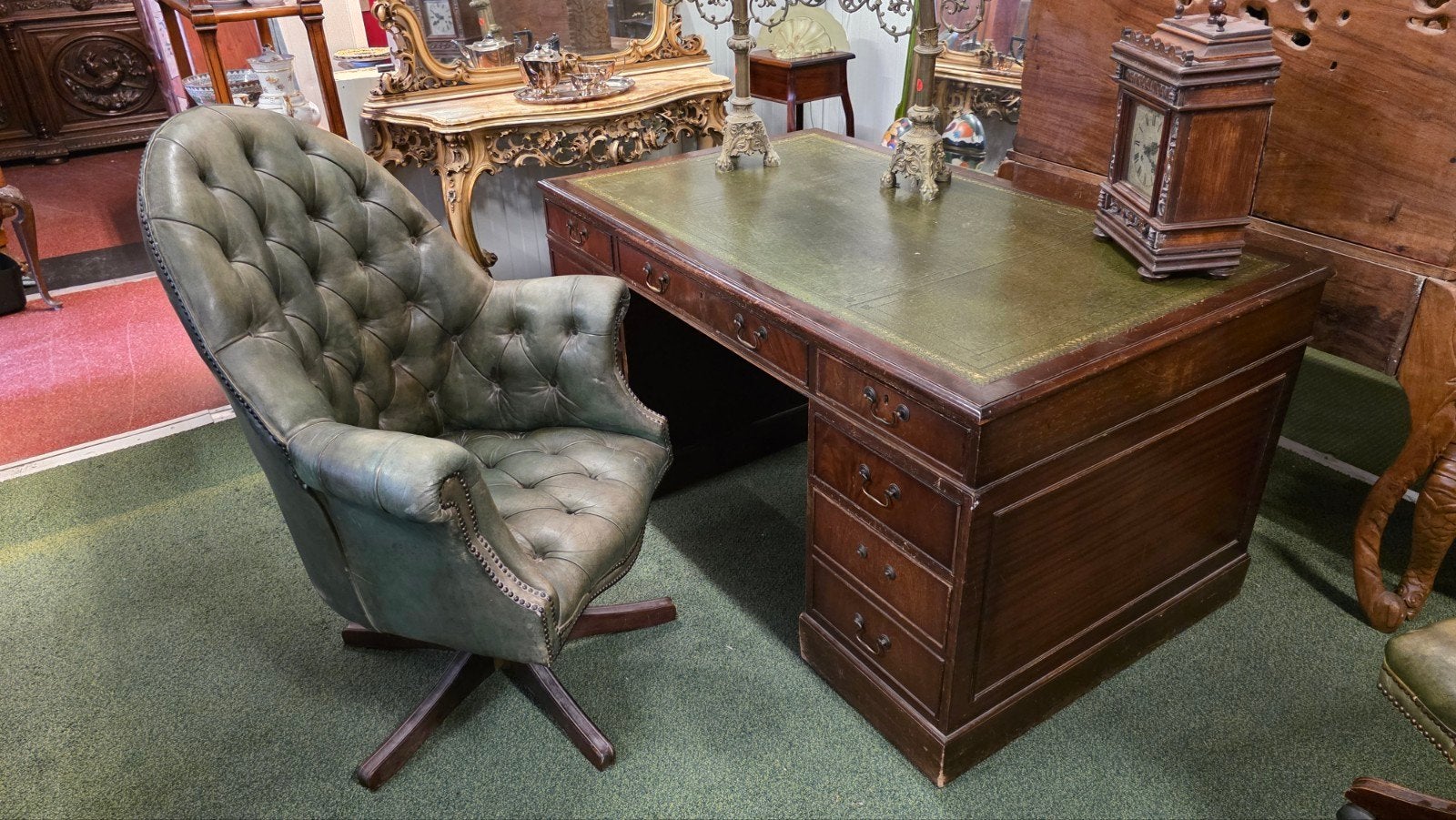 antiek bureau met Chesterfield captainchair, Ophalen