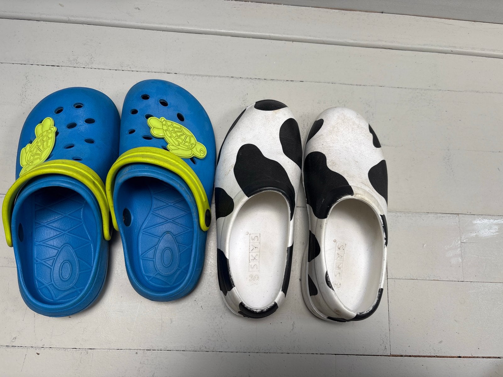 Blauwe / koeprint  plastic kinder instapper / klomp mt 29/30, Ophalen, Gebruikt, Jongen of Meisje