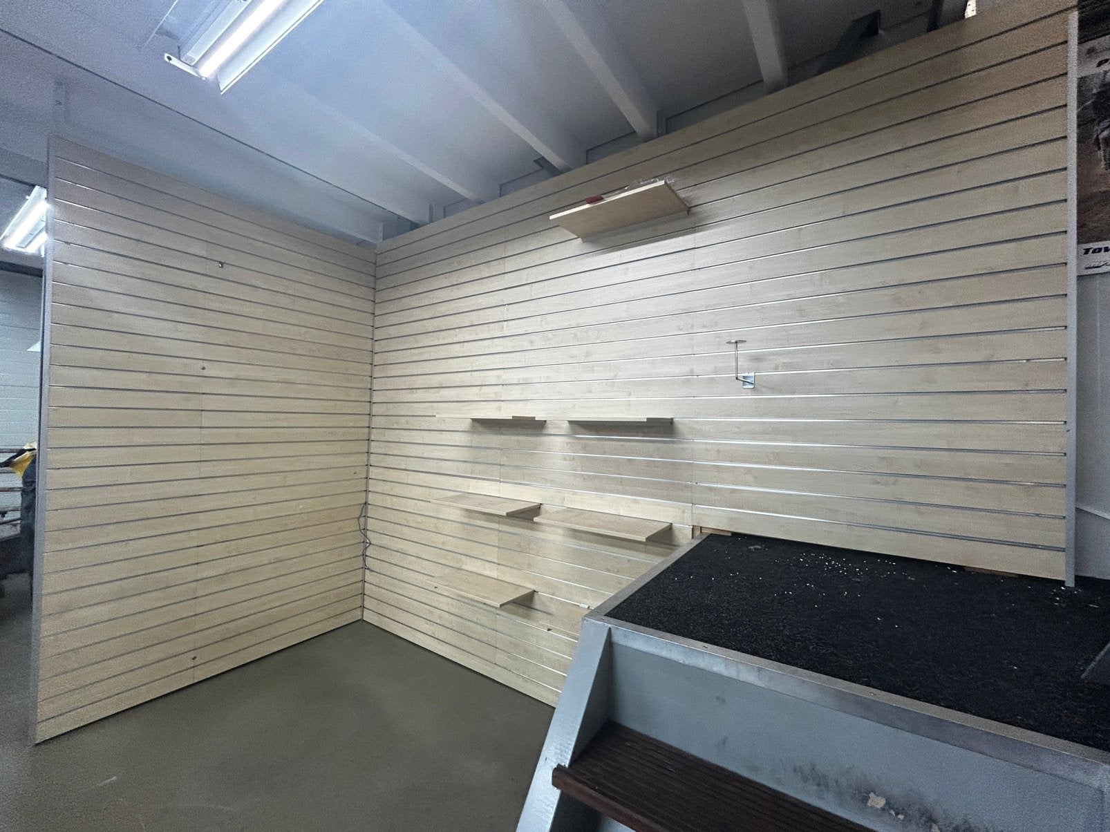 Slatwallwand 5x3m + 7 legplanken, Profiel afstand 10cm, Ophalen