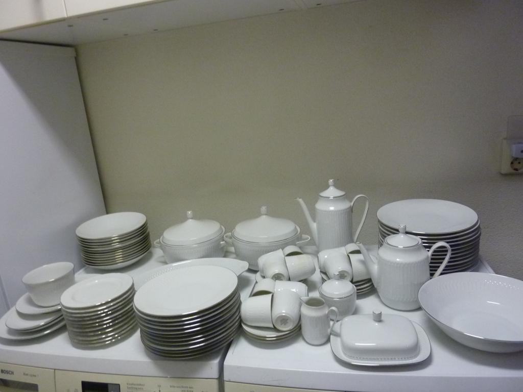 12 Delig Hutschenreuther servies. Wit, zilverkleurig randje., Ophalen, Gebruikt, Overige stijlen, Porselein