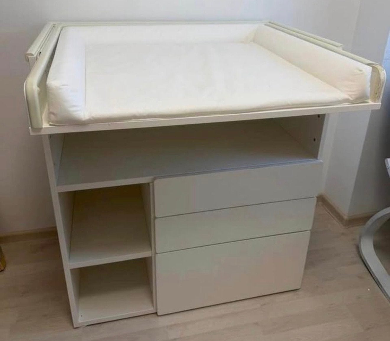 Ikea commode met verschoonkussen, z.g.a.n., Ophalen, Zo goed als nieuw, Commode
