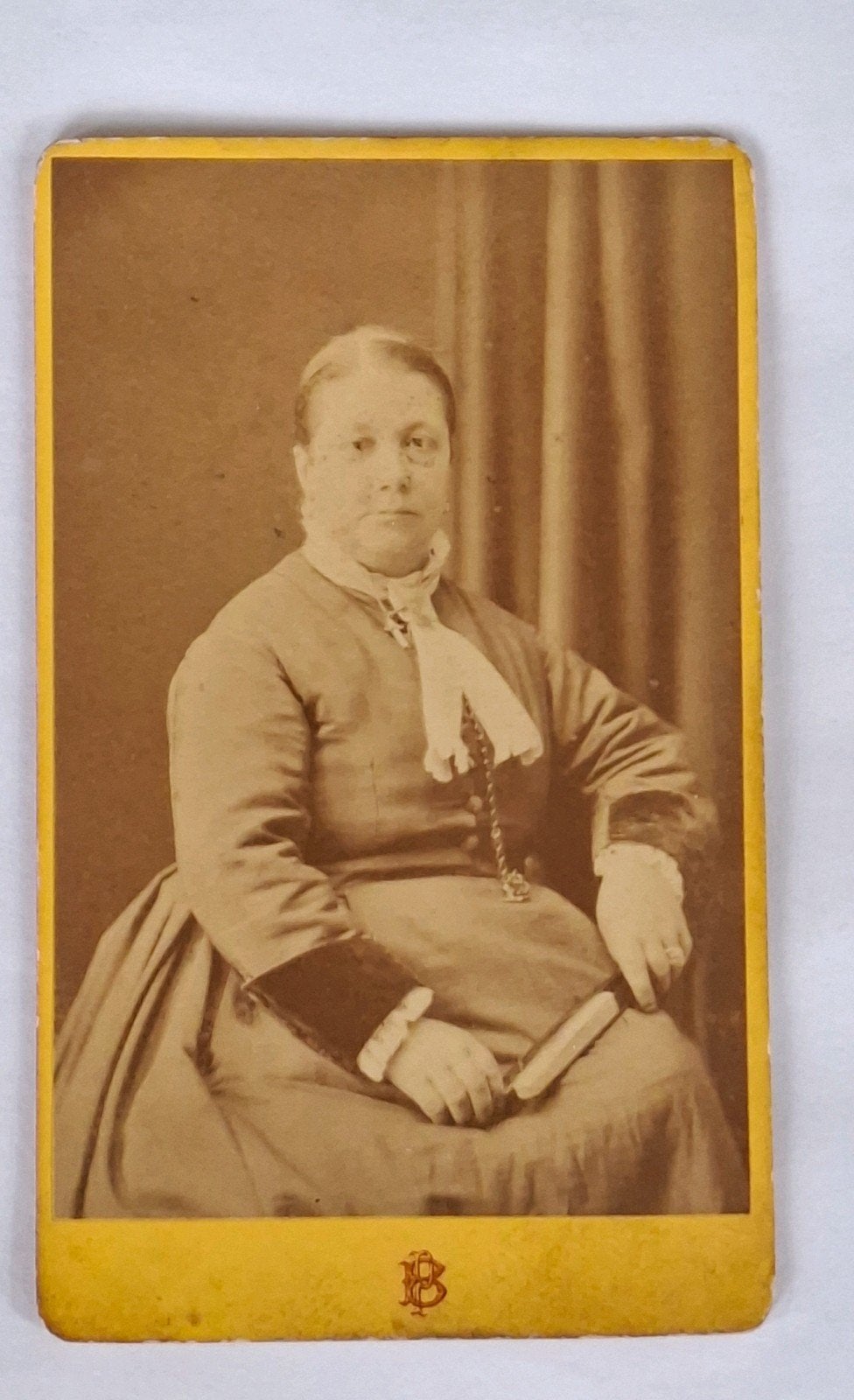 CDV- portret- studio- vrouw- sjaal- Frankrijk, Ophalen of Verzenden, Voor 1940, Overige onderwerpen, Foto