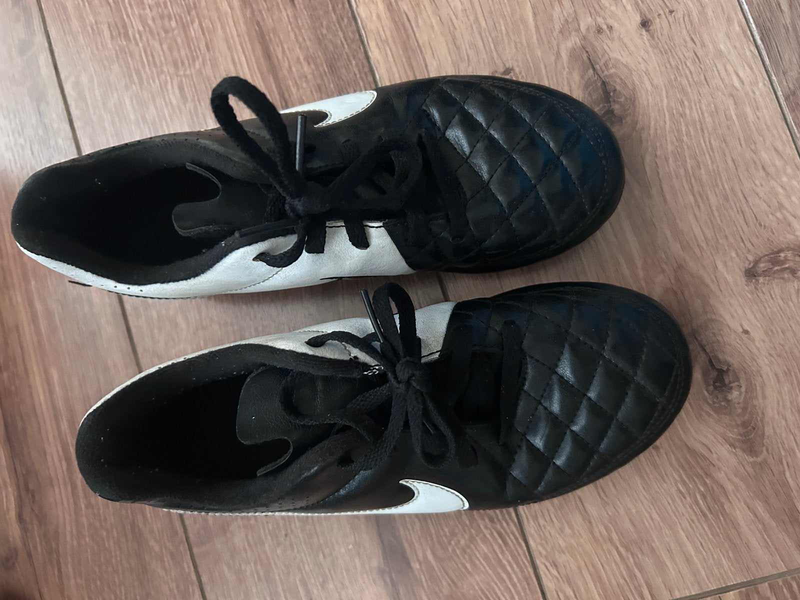 Nike tiempo voetbalschoenen maat 34 zwart kicksen, Gebruikt, Ophalen of Verzenden, Jongen of Meisje, Sportschoenen