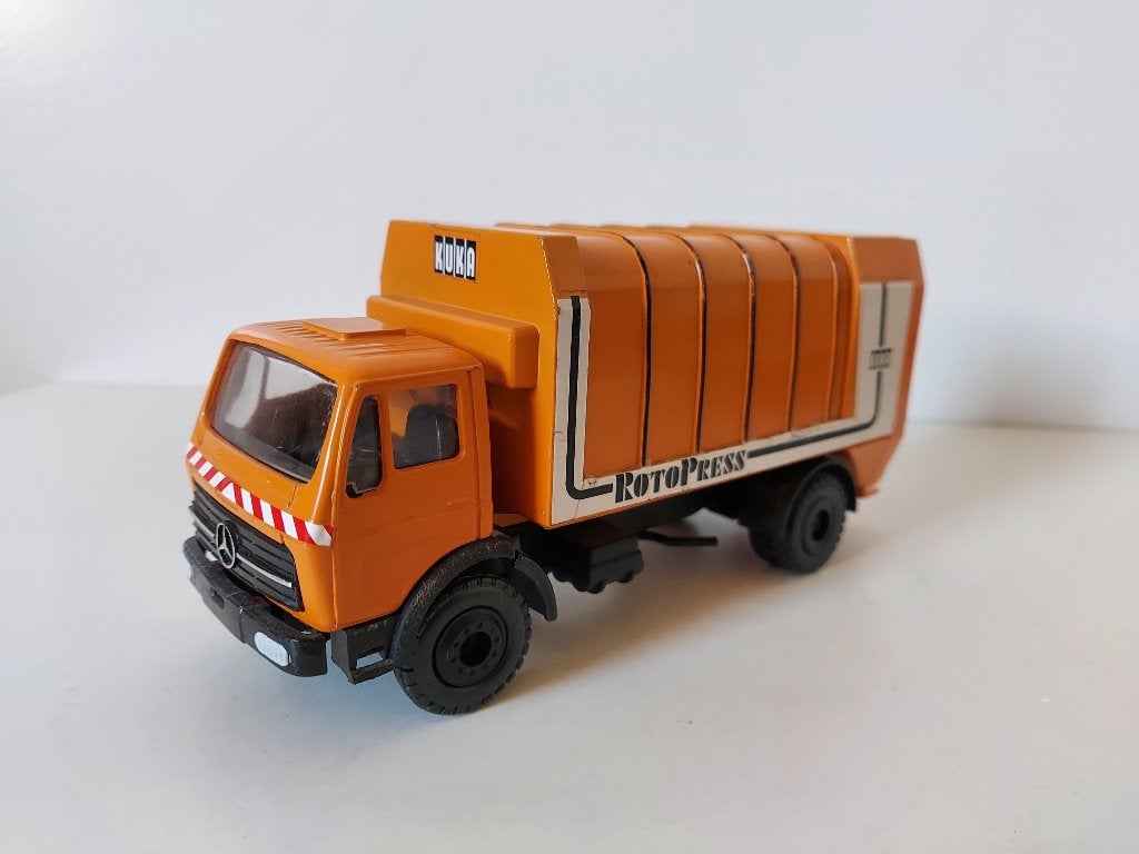 Conrad 3033 Mercedes-Benz NG Kuka RotoPress vuilniswagen, Hobby en Vrije tijd, Modelauto's | 1:50, Ophalen of Verzenden, Zo goed als nieuw