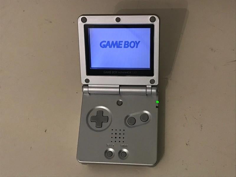 Game Boy Advance SP grijs + oplader, Spelcomputers en Games, Ophalen of Verzenden, Zo goed als nieuw, Game Boy Advance SP