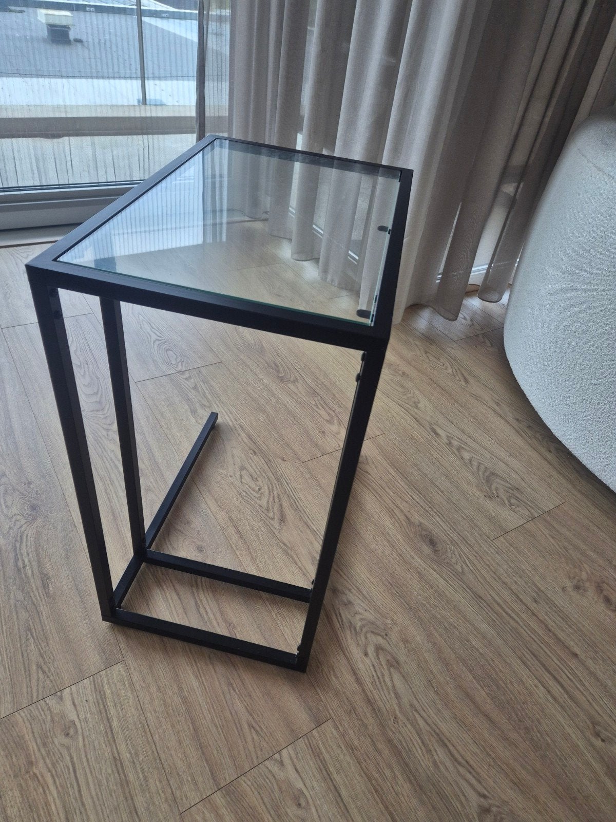 IKEA VITTSJÖ laptoptafel / bijzettafel zwart met glas, Ophalen, Zo goed als nieuw