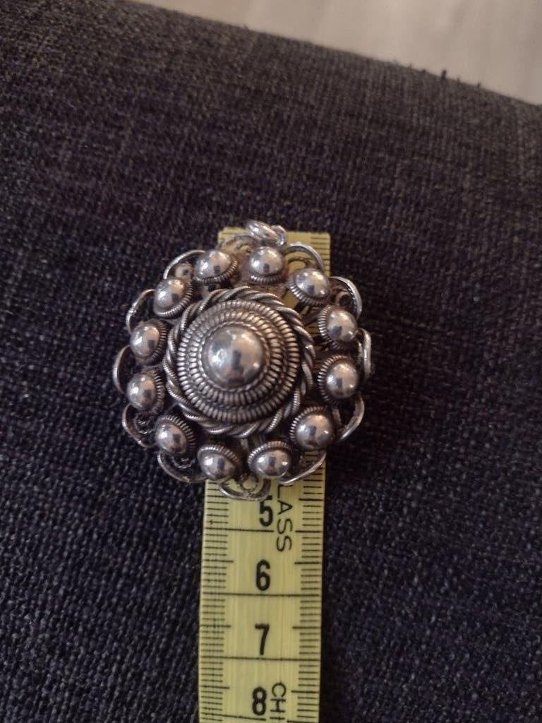 Grote zeeuwse knop hanger, Ophalen of Verzenden, Zo goed als nieuw, 17 tot 18, Dame