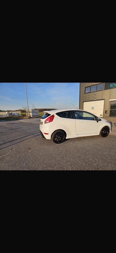 Ford Fiësta 1.0 92KW/125PK 3D 2013 Wit, Auto's, Voorwielaandrijving, 40 €/maand, Euro 6, Overige kleuren