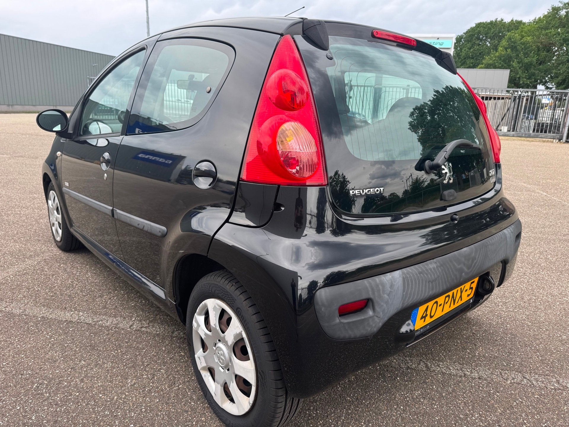 Peugeot 107 1.0-12V Millesim 2011 airco 5d, Voorwielaandrijving, Euro 5, Gebruikt, 4 stoelen