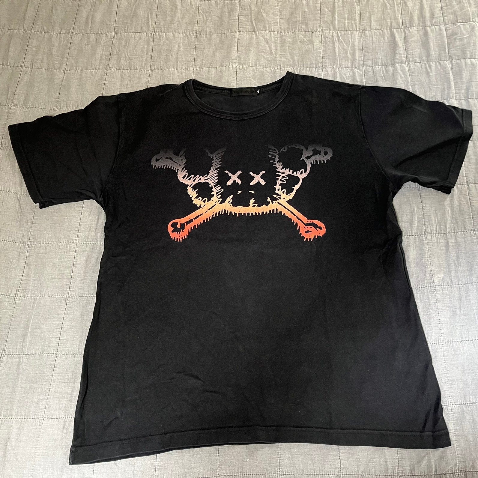 zwart KAWS OriginalFake T-shirt - Maat 4 (L/XL), Ophalen of Verzenden, Zo goed als nieuw, Maat 56/58 (XL), Zwart