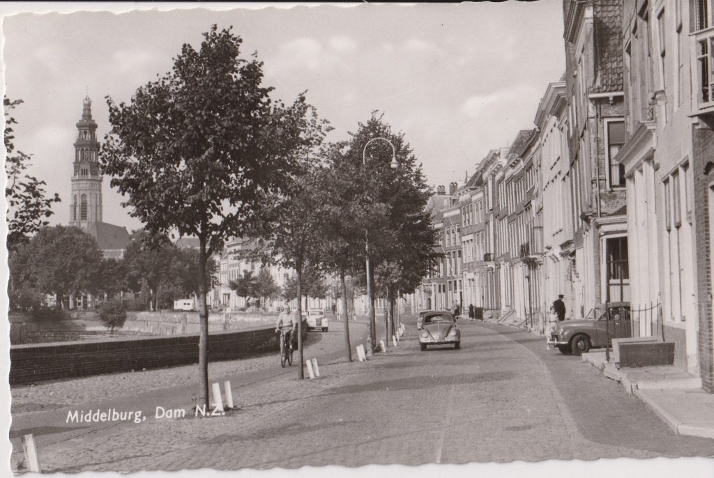 Middelburg, met auto's , Volkswagen Kever , Morris Minor, Verzamelen, Ophalen of Verzenden, 1940 tot 1960, Ongelopen, Zeeland
