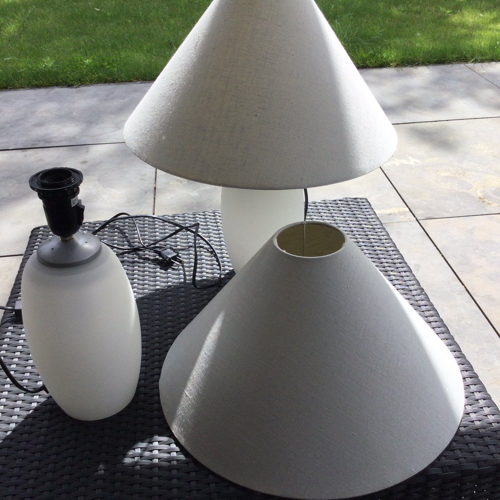 2 Tafellampen witte voet glas + grijze kap., Huis en Inrichting, Lampen | Lampenkappen, Tafellamp, Wit, 43 cm, Rond