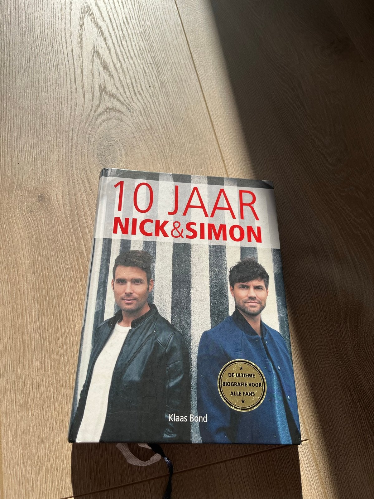 10 Jaar Nick & Simon - Gesigneerde biografie, Ophalen of Verzenden, Zo goed als nieuw, Overige