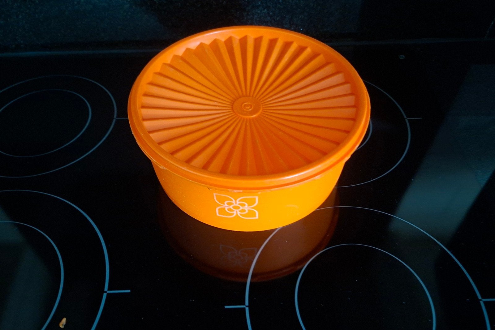 Vintage Tupperware koektrommel oranje met bloemmotief, Gebruikt, Bewaardoos, Oranje, Ophalen of Verzenden