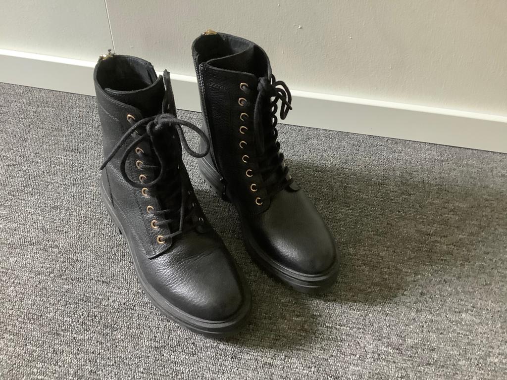 Sub 55 Damesschoenen Maat 37 - Zwarte halfhoge schoenen, Kleding | Dames, Schoenen, Ophalen of Verzenden, Gedragen, Zwart, Lage of Enkellaarzen