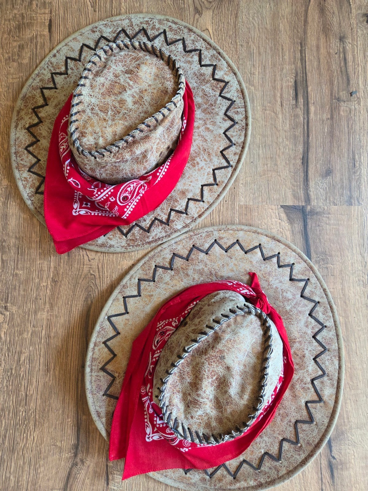 2 cowboyhoedjes met boerenzakdoeken, Ophalen of Verzenden