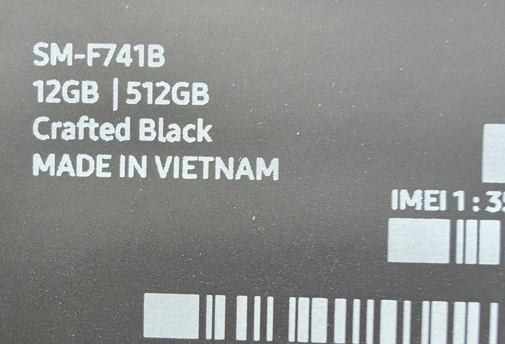 Foto 8 van samsung flip 6 crafted black 12GB / 512GB + 7 hoesjes