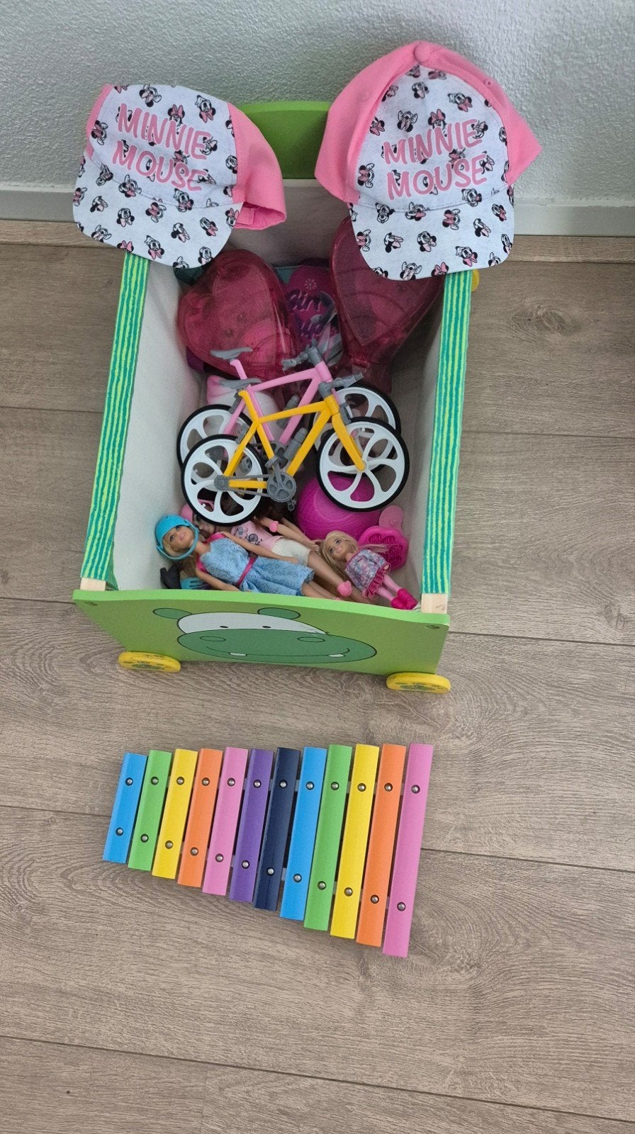 Speelgoedpakket: xylofoon, poppen, fietsje en opbergbox, Ophalen, Gebruikt, Jongen of Meisje