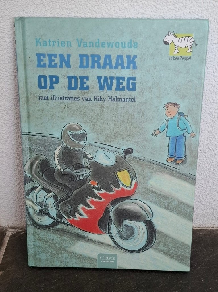 Een draak op de weg 9789044807141, Ophalen of Verzenden, Zo goed als nieuw, Fictie algemeen
