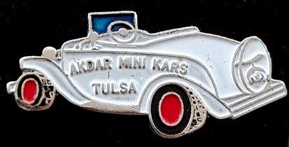 Akbar Mini Kars Tulsa pin- wit-rood gelakt, Verzenden, Nieuw, Transport, Speldje of Pin