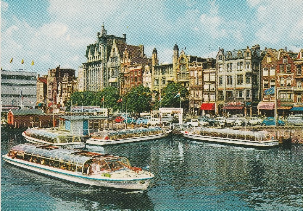 AMSTERDAM Damrak met Rondvaartboten, Verzamelen, Verzenden, 1960 tot 1980, Ongelopen, Noord-Holland