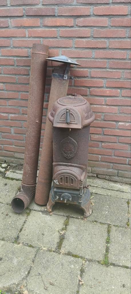 Antieke gietijzeren houtkachel met pijpen, Gebruikt, Houtkachel, Ophalen of Verzenden, Vrijstaand