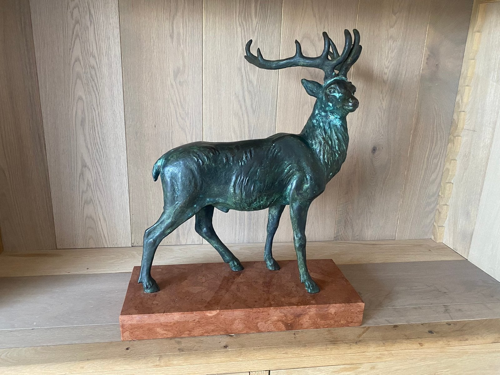 Bronzen hert met documenten, Ophalen