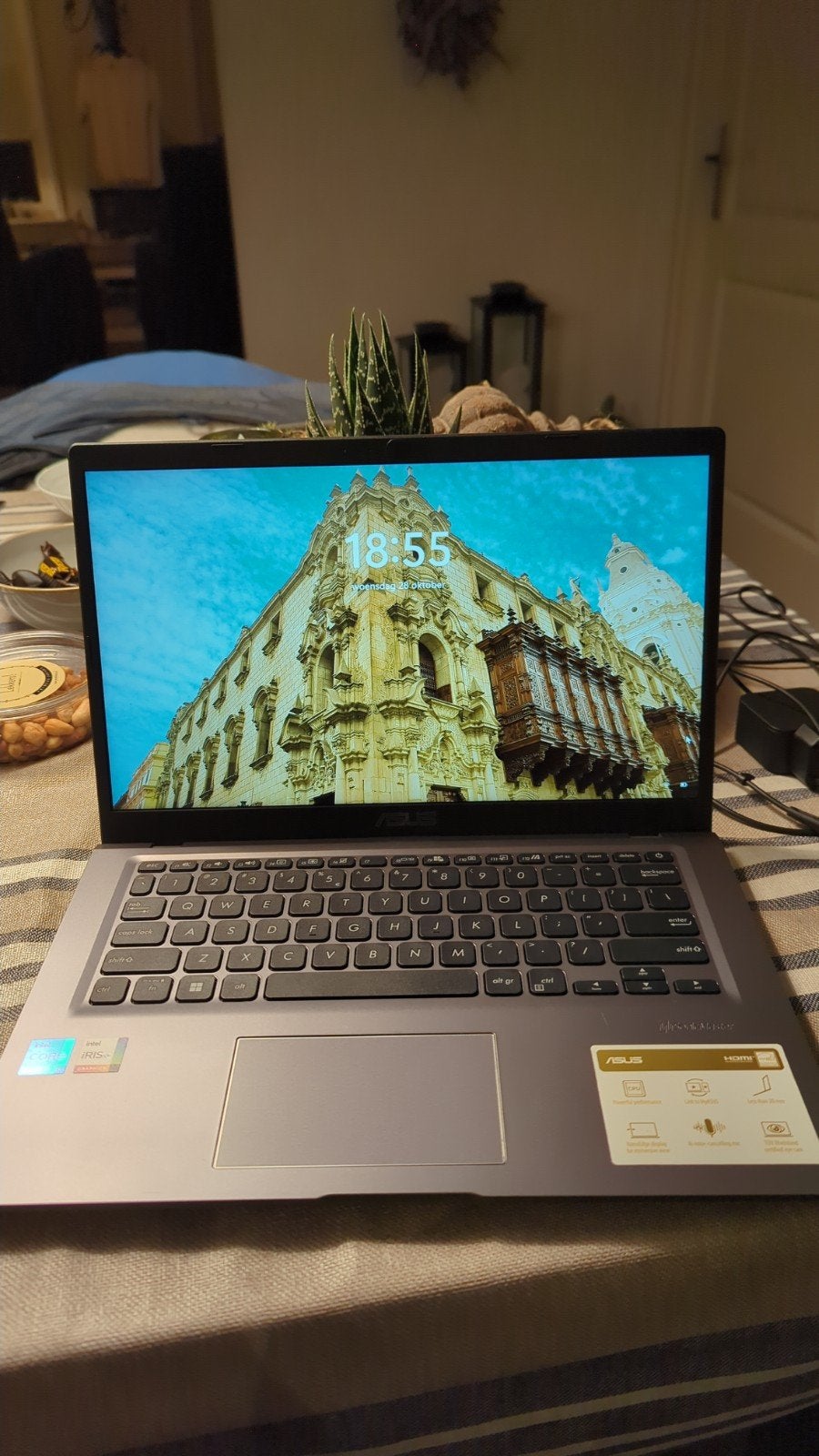ASUS VivoBook 14 zo goed als nieuw, Qwerty, 8 GB, 14 inch, Zo goed als nieuw
