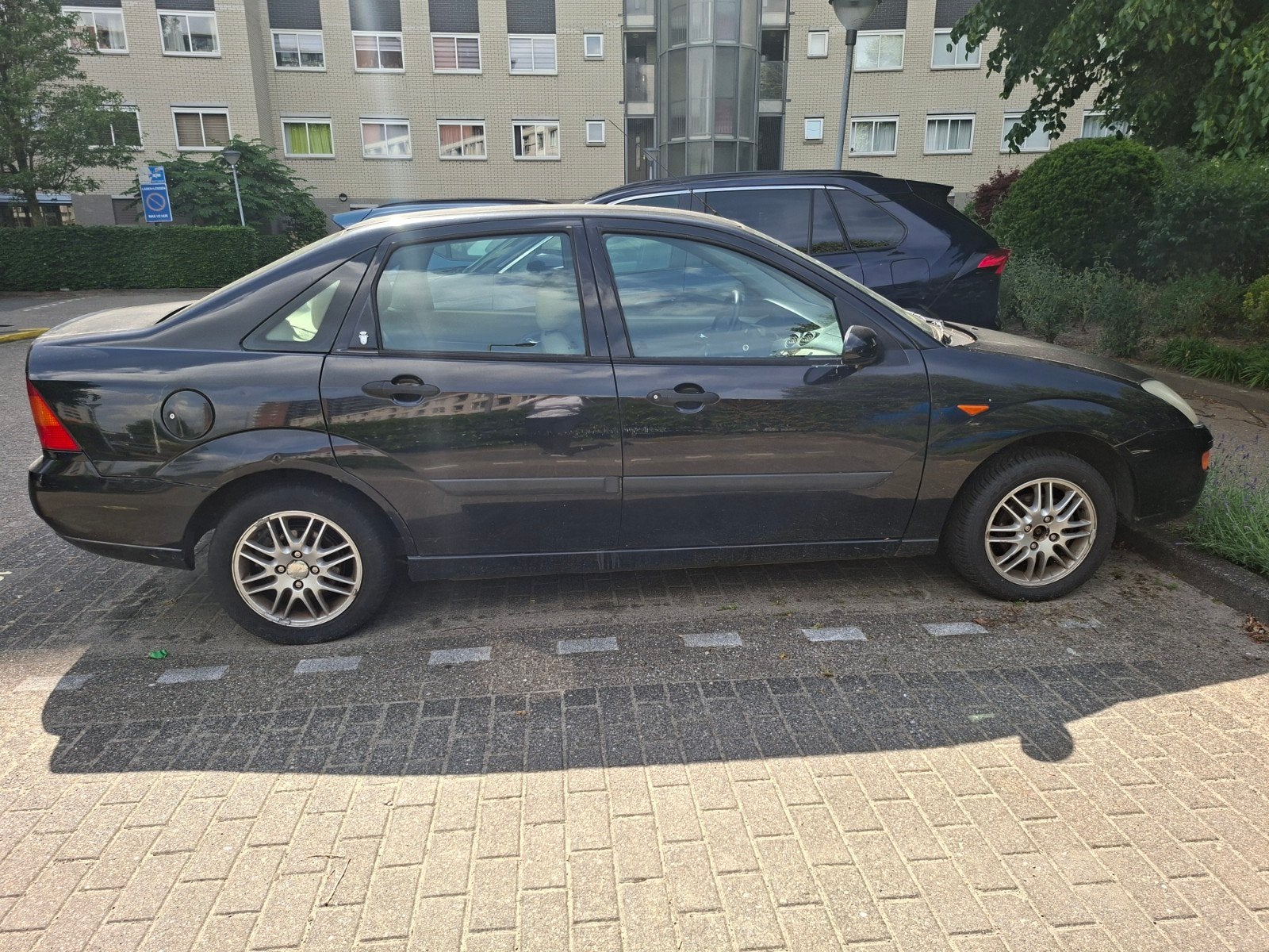 Ford Focus 1.8 I Ghia SDN 1999  WEINIG KM! Nu ophalen!!!!, Beige, 4 cilinders, 1796 cc, Zwart