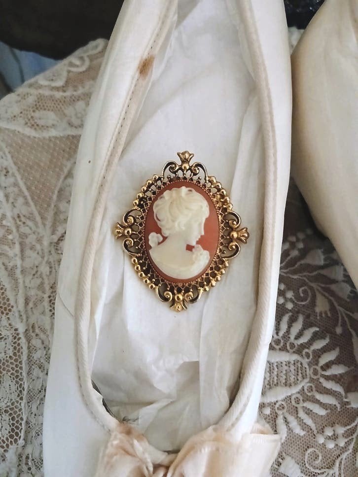 Vintage camee broche AVON..., Overige materialen, 4 tot 7 cm, Gebruikt, Verzenden