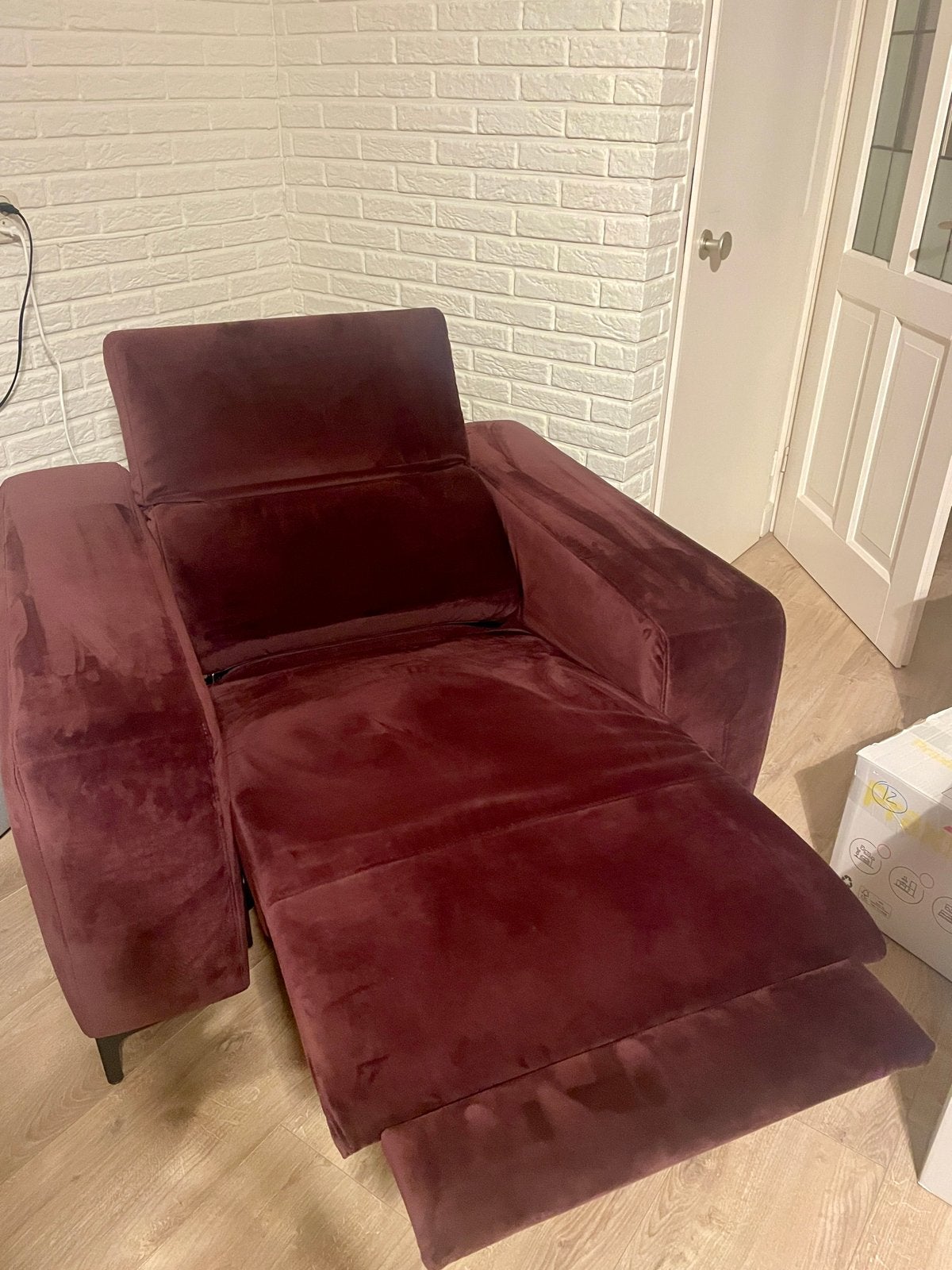 Elektrische bordeauxrode loveseat - Montel, Ophalen, Tweepersoons, Zo goed als nieuw, Minder dan 150 cm