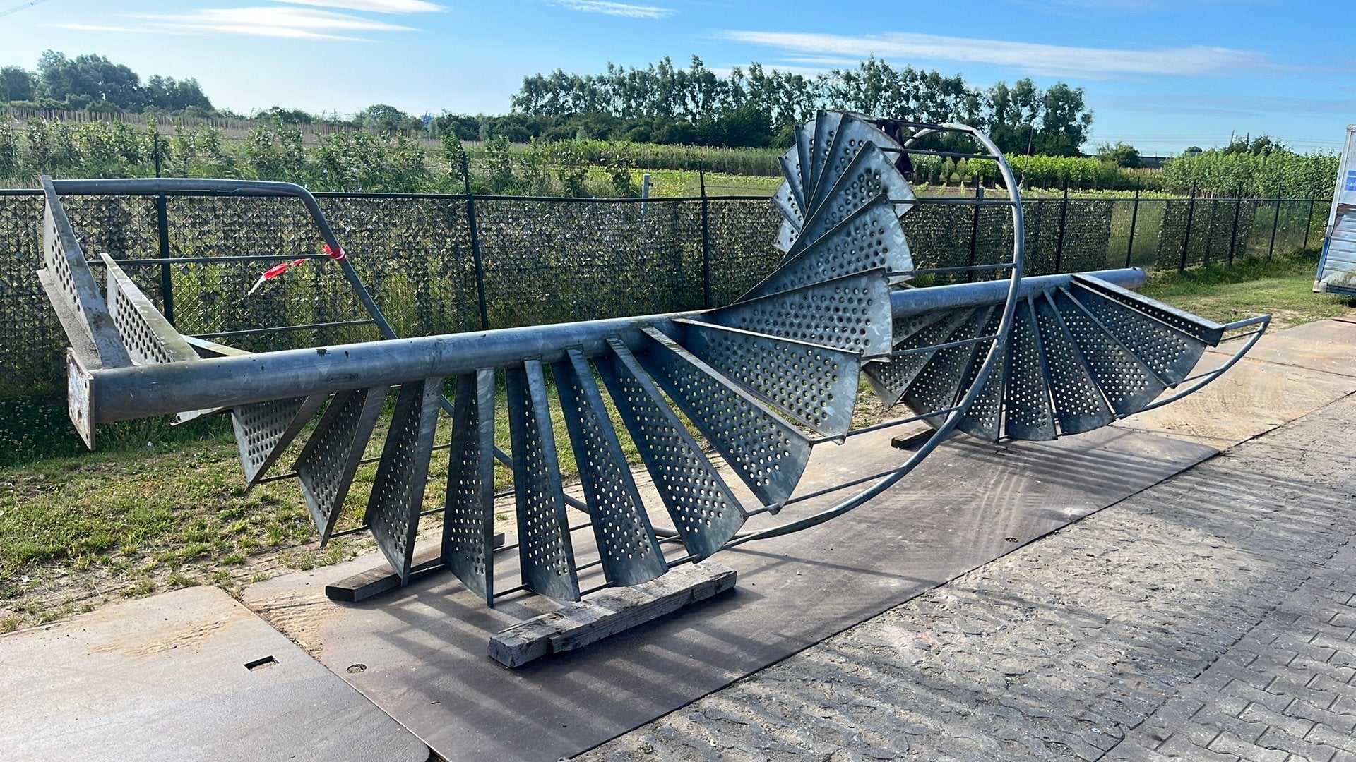Gegalvaniseerde spiltrap 6,4 meter hoog, Doe-het-zelf en Verbouw, Ladders en Trappen, Ophalen, Zo goed als nieuw, 4 meter of meer