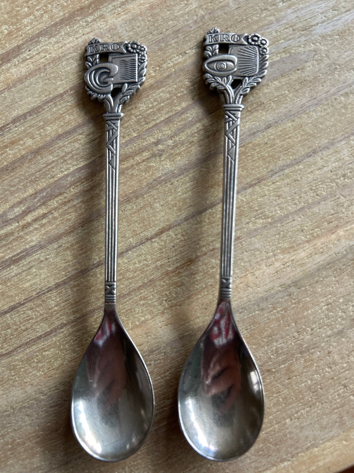 Set van 2 KRO herdenkingslepels - Verzilverd, Ophalen of Verzenden