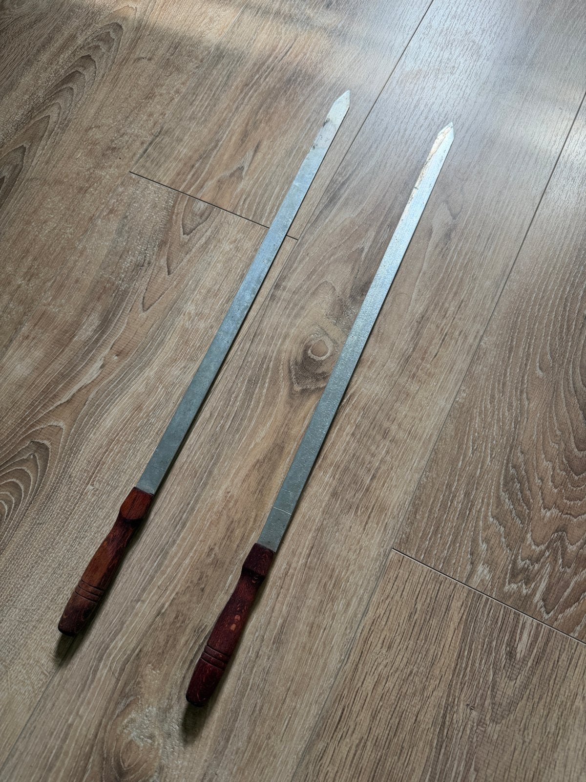 Set van 2 metalen shaslick/kebab spiesen met houten handvat, Ophalen, Gebruikt