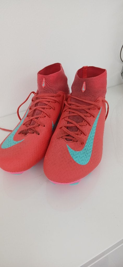 Voetbalschoenen - Maat 44,5 (euro), Maat XS of kleiner, Ophalen of Verzenden, Zo goed als nieuw, Schoenen