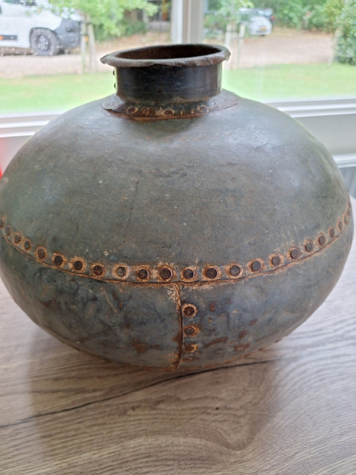 Oude metalen vaas, Ophalen