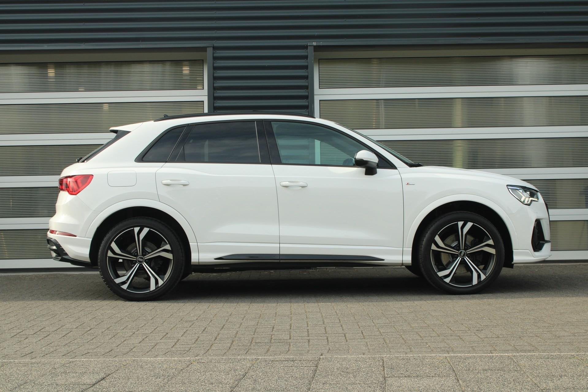Audi Q3 45 TFSIe 245pk S edition | Elektr. Voorstoelen | Pan, Auto's, 12 maanden, Gebruikt, Leder en Stof, Wit