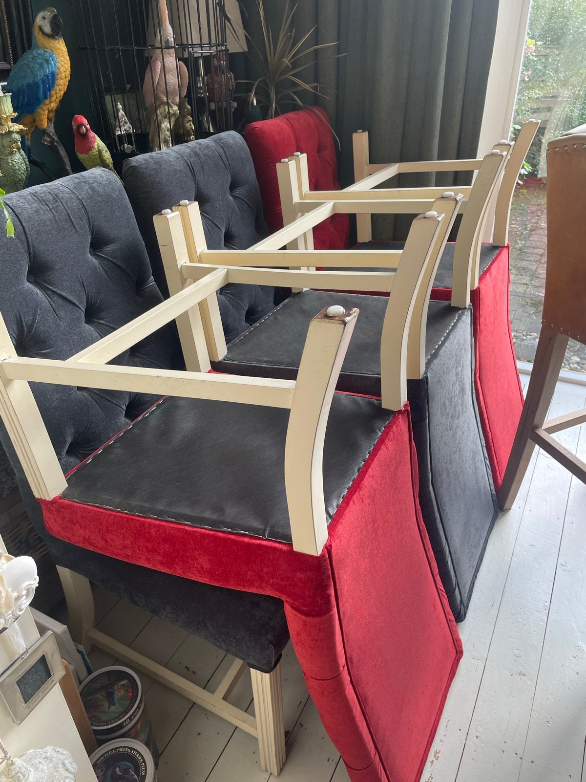 Elegante eetkamerstoelen - 6 stuks (3 rood, 3 grijs), Ophalen, Overige kleuren, Zo goed als nieuw, Stof