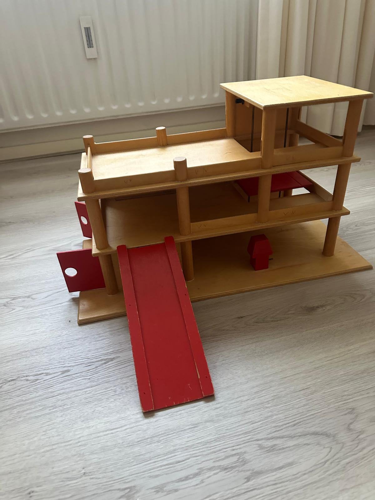 Vintage houten speelgarage, Ophalen, Zo goed als nieuw