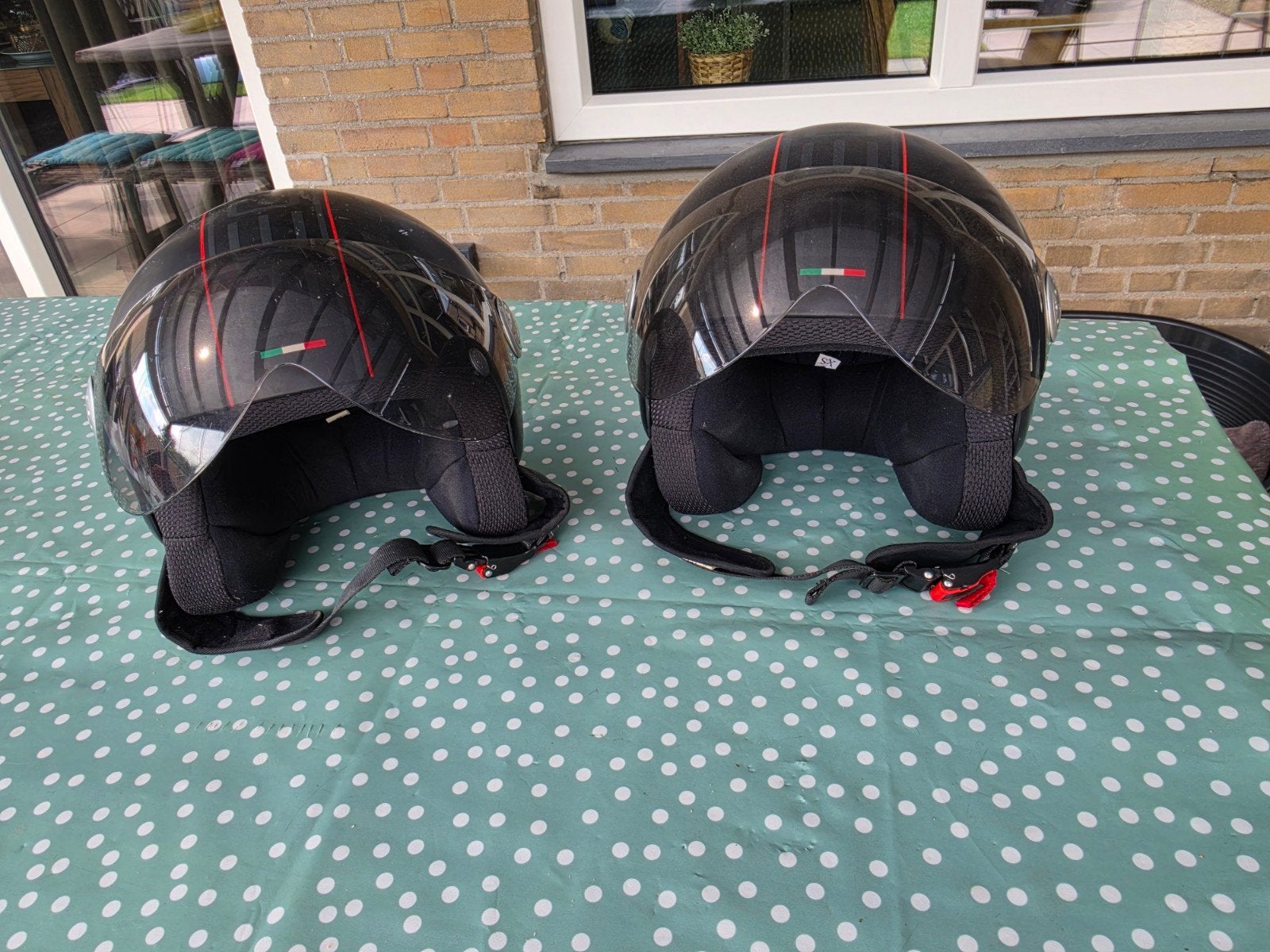 Twee zwarte Jethelmen met Italiaanse strepen, Motoren, Kleding | Motorhelmen, Dames, Jethelm, S, Tweedehands